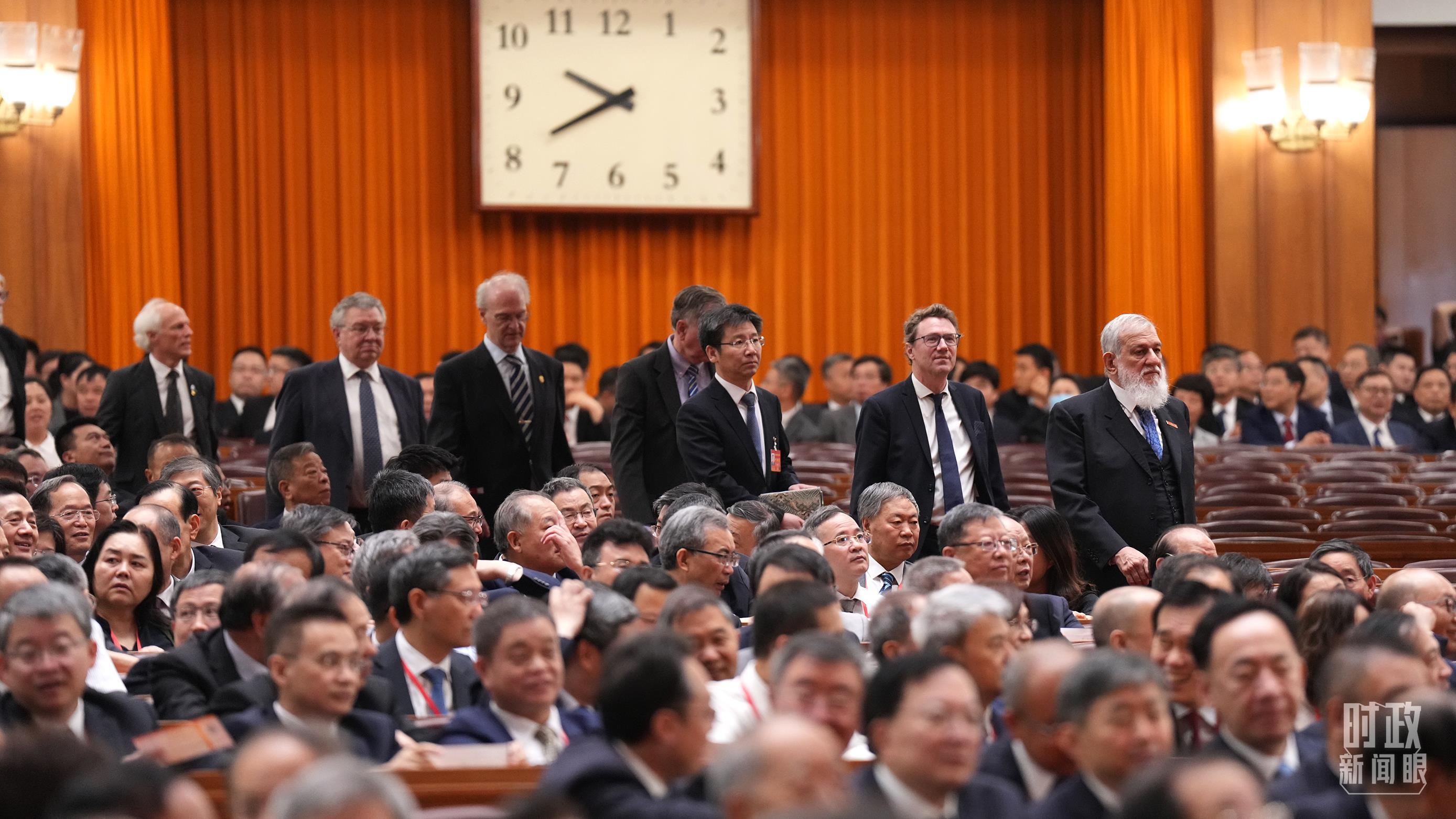 △与会者正在步入会场。（总台国广记者李晋拍摄）